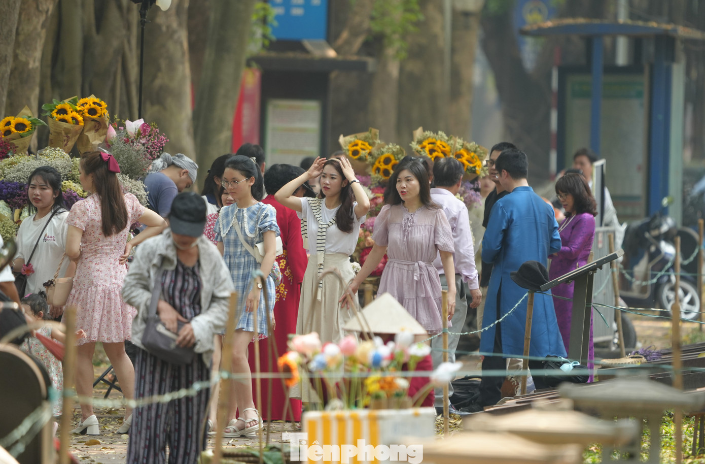 Tại khu vực phố Phan Đình Phùng - Cửa Bắc cũng thu hút đông đảo người dân.