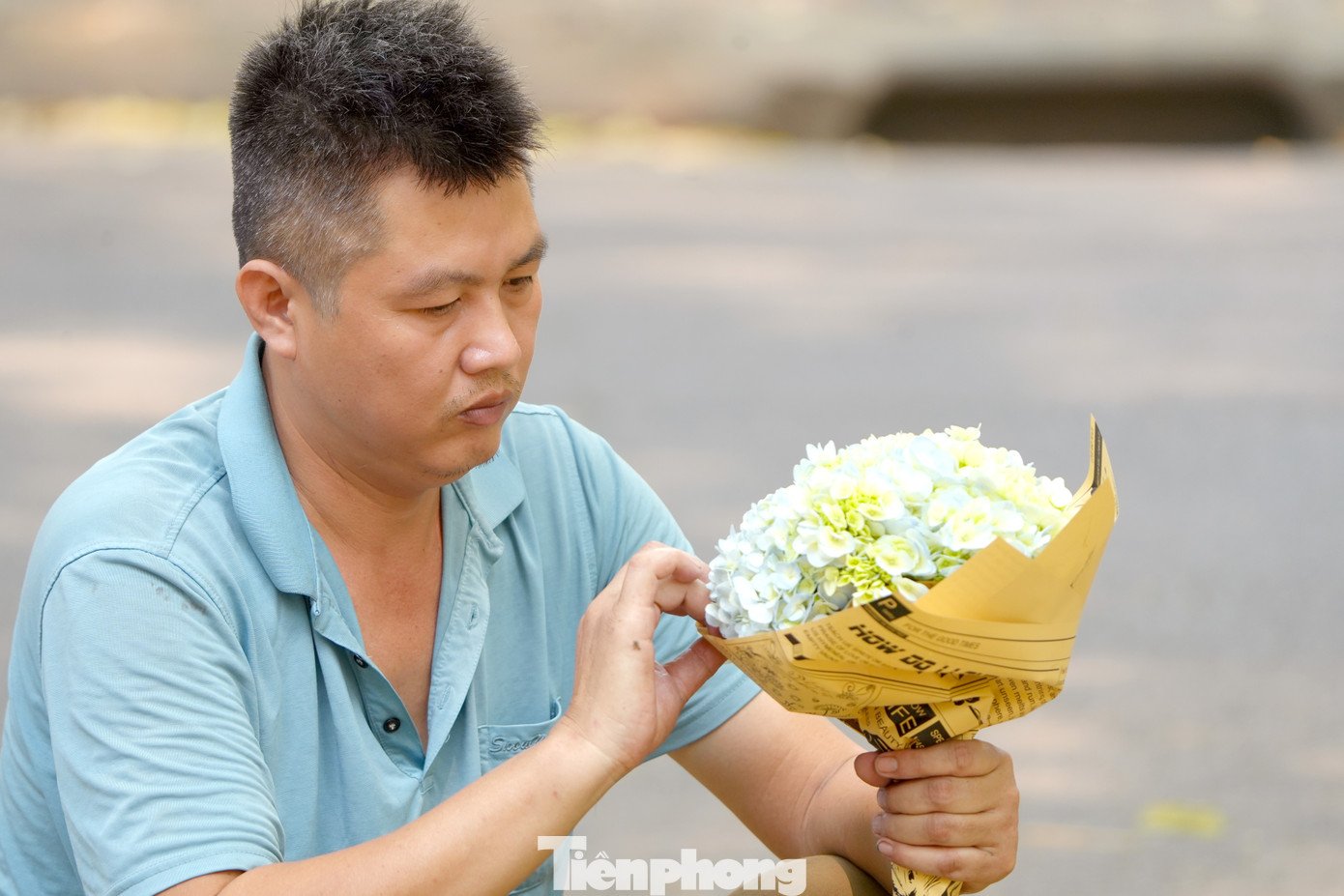 Các hàng hoa, phụ kiện cũng 'luôn tay' phục vụ du khách tới chụp ảnh.