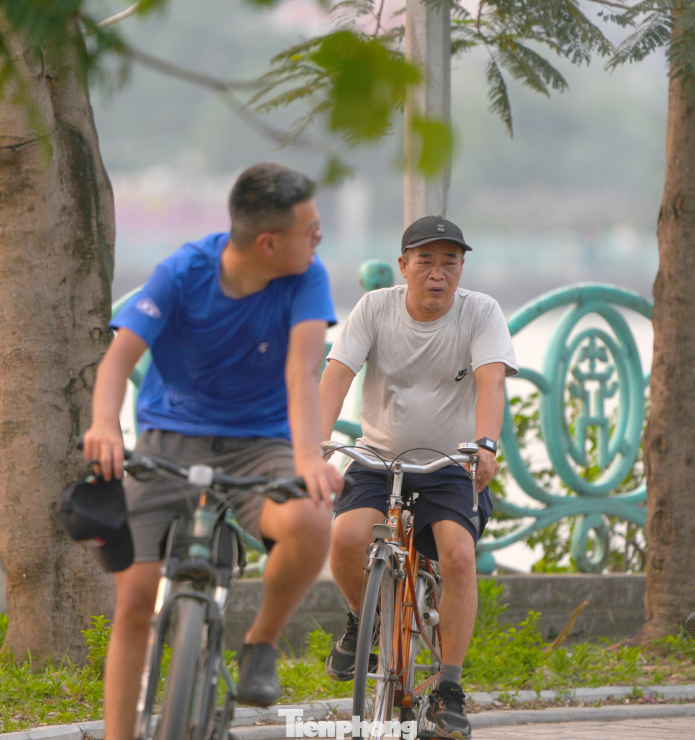 Tuy nhiên cảm nhận thực tế cũng không còn quá khắc nghiệt như những ngày cao điểm, một bộ phận người dân vẫn duy trì hoạt động thể thao ngoài trời, khu vực ven hồ Tây.
