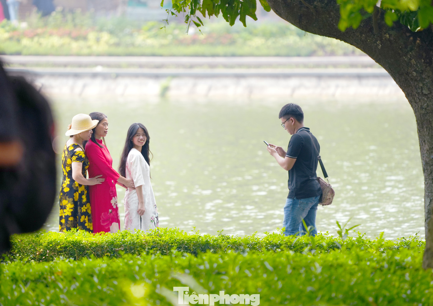 Lựa chọn chụp ảnh check-in kì nghỉ lễ ven bờ Hồ Gươm là một trong những hoạt dộng không thể thiếu với nhiều gia đình, du khách khi đến với Thủ đô.