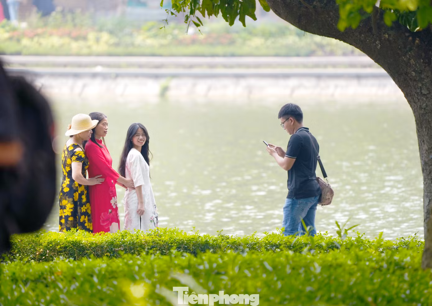 Lựa chọn chụp ảnh check-in kì nghỉ lễ ven bờ Hồ Gươm là một trong những hoạt dộng không thể thiếu với nhiều gia đình, du khách khi đến với Thủ đô.