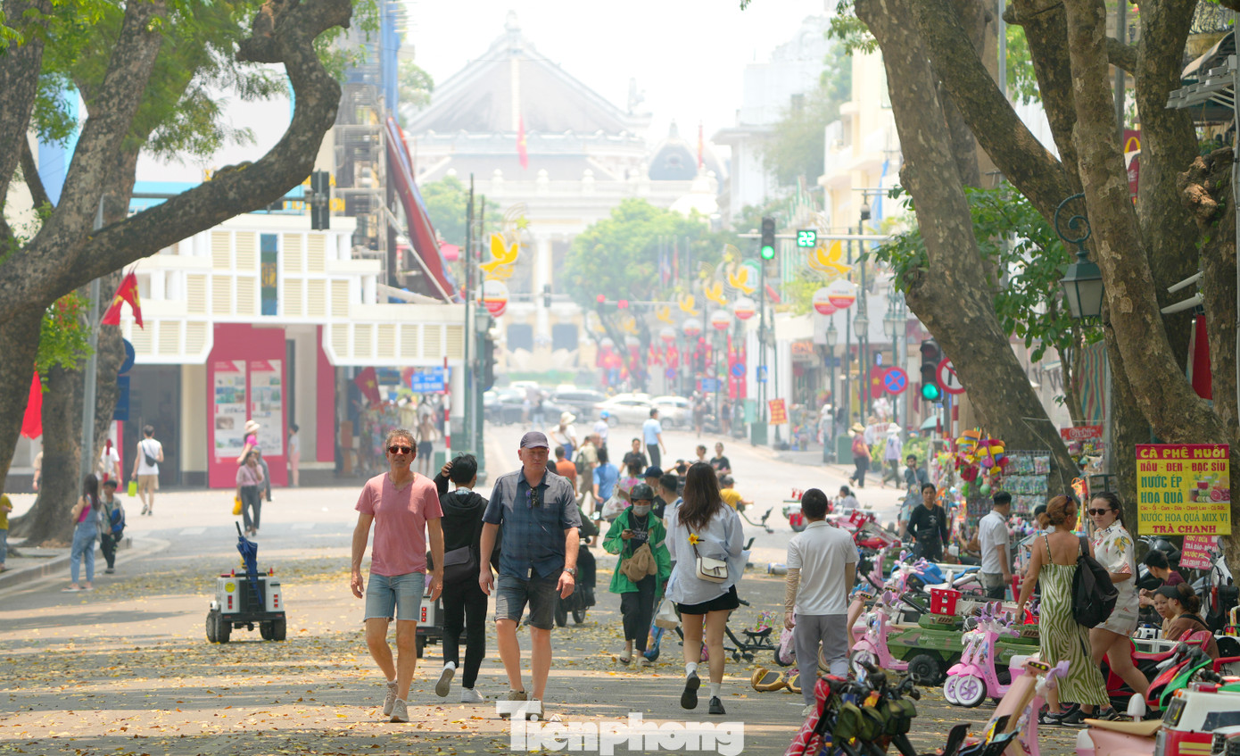 Từ sáng sớm ngày 30/4, các hoạt động vui chơi tại khuôn viên phố đi bộ Hồ Gươm đã sôi động hơn nhiều ngày trước,