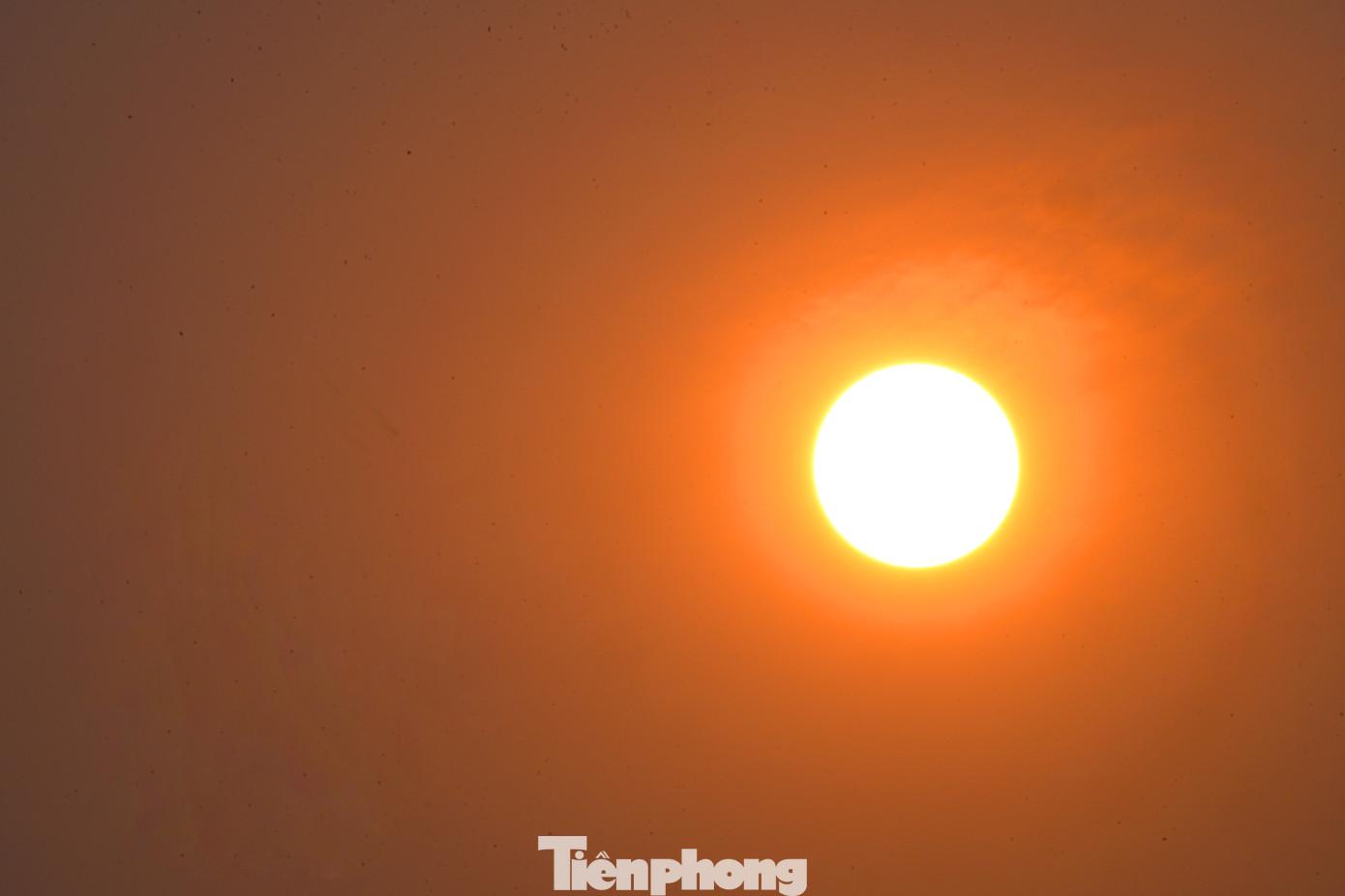 Tới thời điểm giữa trưa 30/4, nền nhiệt trung bình cao ngoài trời đã quay trở lại ngưỡng 37 - 39 độ C.