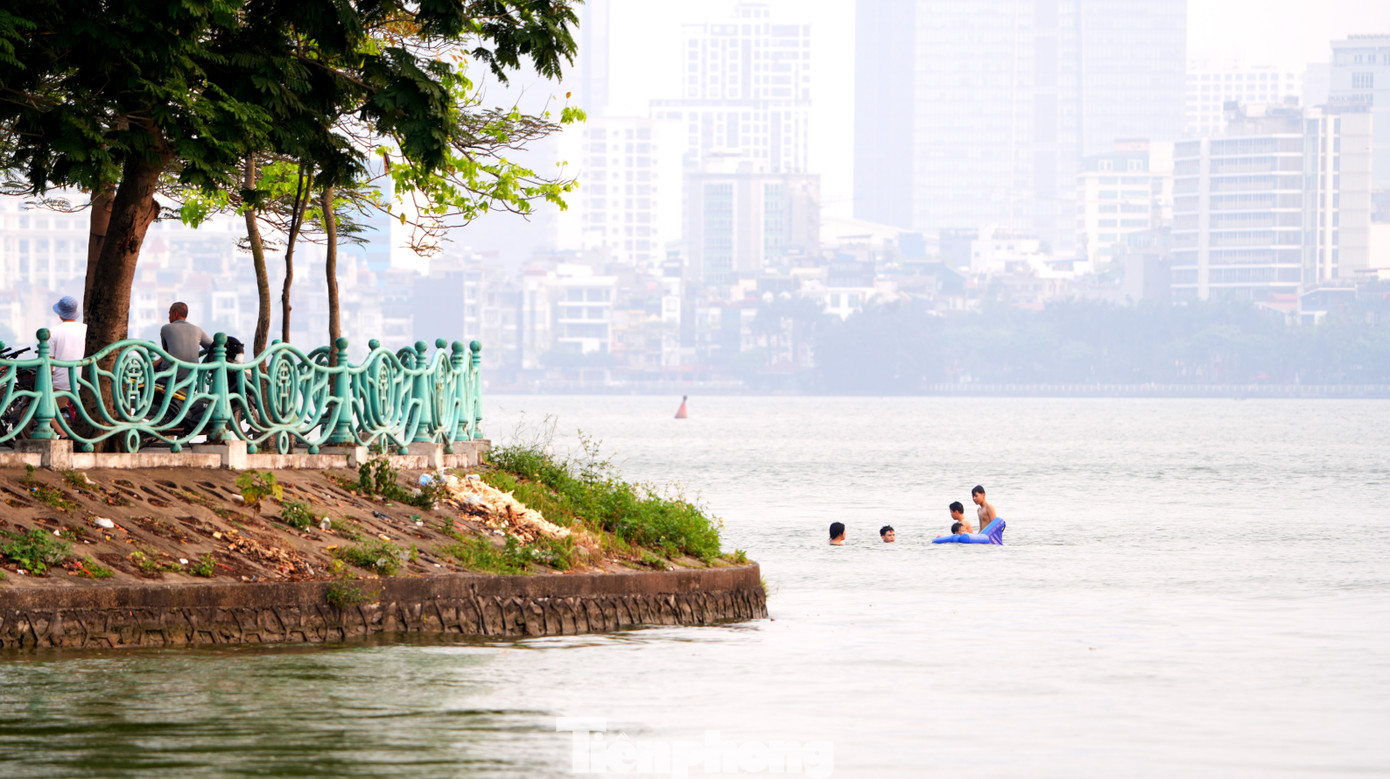 Dù đã qua đỉnh nóng và có dự báo về một đợt mưa mát sắp tới nhưng một số người dân vẫn tranh thủ 'giải nhiệt'.