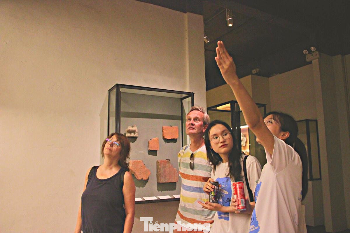 Có các bạn sinh viên trẻ bản địa am hiểu thông tin, sử dụng ngoại ngữ thành thạo hướng dẫn, du khách được trải nghiệm trực quan, sinh động đầy ấn tượng. Có các bạn sinh viên trẻ bản địa am hiểu thông tin, sử dụng ngoại ngữ thành thạo hướng dẫn, du khách được trải nghiệm trực quan, sinh động đầy ấn tượng.