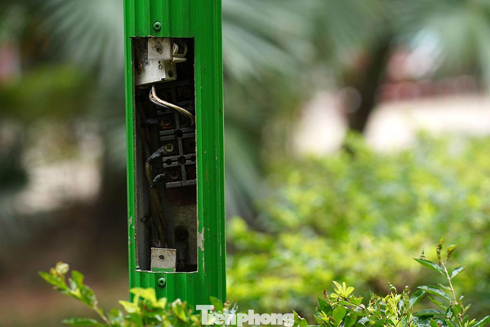 Hộp kĩ thuật ở cột đèn mất nắp đậy, nhiều nguy cơ xảy ra sự cố.