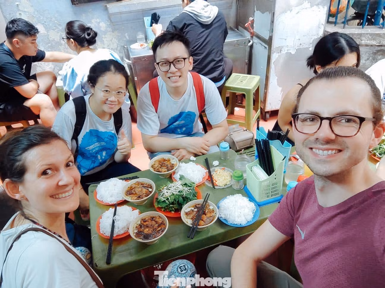 Hai du khách châu Âu cùng các bạn sinh viên thưởng thức món bún chả, trải nghiệm ẩm thực Hà thành. Hai du khách châu Âu cùng các bạn sinh viên thưởng thức món bún chả, trải nghiệm ẩm thực Hà thành.