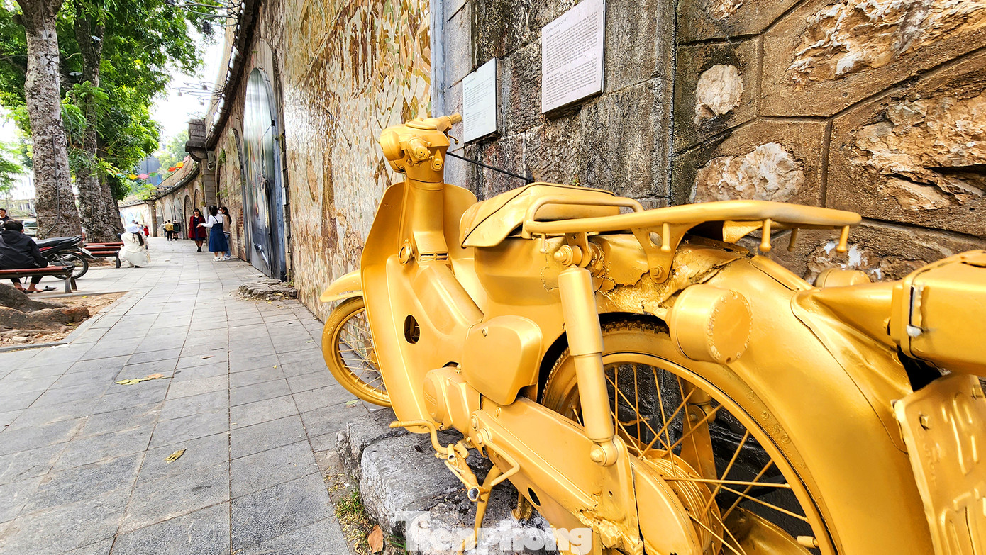 Không chỉ tranh vẽ trên tường, chiếc xe này cũng đã được vệ sinh, bảo dưỡng và phủ lớp sơn mới.