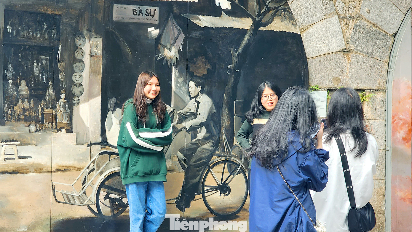 Được 'thay áo mới', phố bích họa Phùng Hưng đông vui ngày cuối tuần ảnh 8