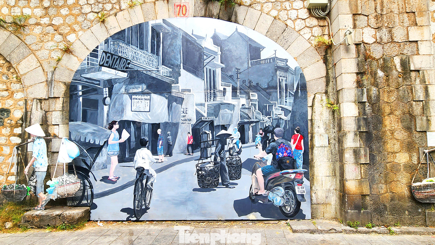 Không còn rác bẩn và cỏ dại mọc hoang như trước, vỉa hè được dọn dẹp sạch sẽ.