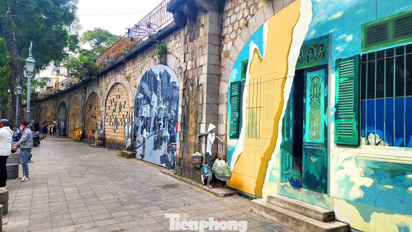 Đoạn phố dài khoảng 200m, trưng bày 17 tác phẩm nghệ thuật gợi nhớ về Hà Nội xưa như: Bách hóa tổng hợp, gánh hàng rong, ông đồ... trước mắt đã không còn hiện tượng lấn chiếm vỉa hè thành bãi đỗ xe.