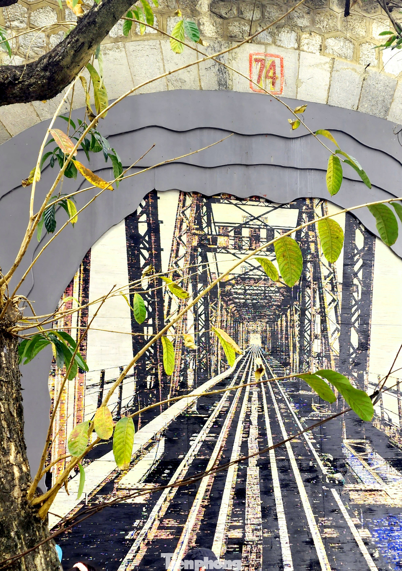 Tác phẩm đã được phủ lại lớp nền mới, phần màu sắc bong tróc đã được chỉnh trang lại.