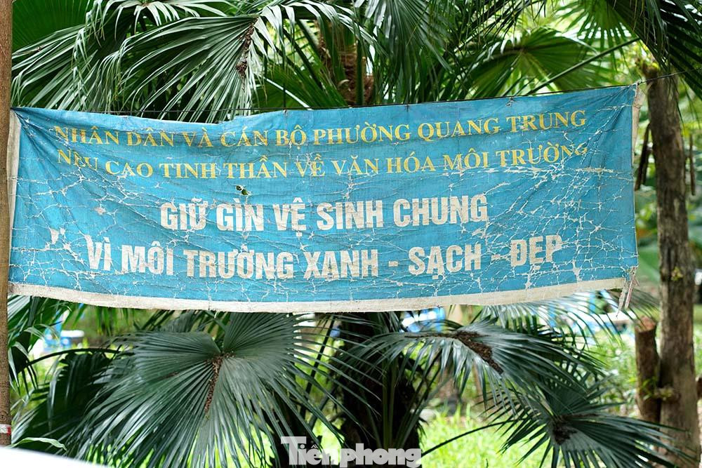 Từ tháng 11/2014, quận Đống Đa đã thống nhất giao cho UBND phường Quang Trung quản lý, sử dụng vườn hoa đúng mục đích. Qua thời gian dài, chịu ảnh hưởng tiêu cực từ bộ phận dân cư có ý thức kém dẫn đến vườn hoa Trần Quang Diệu xuống cấp nghiêm trọng như vậy.