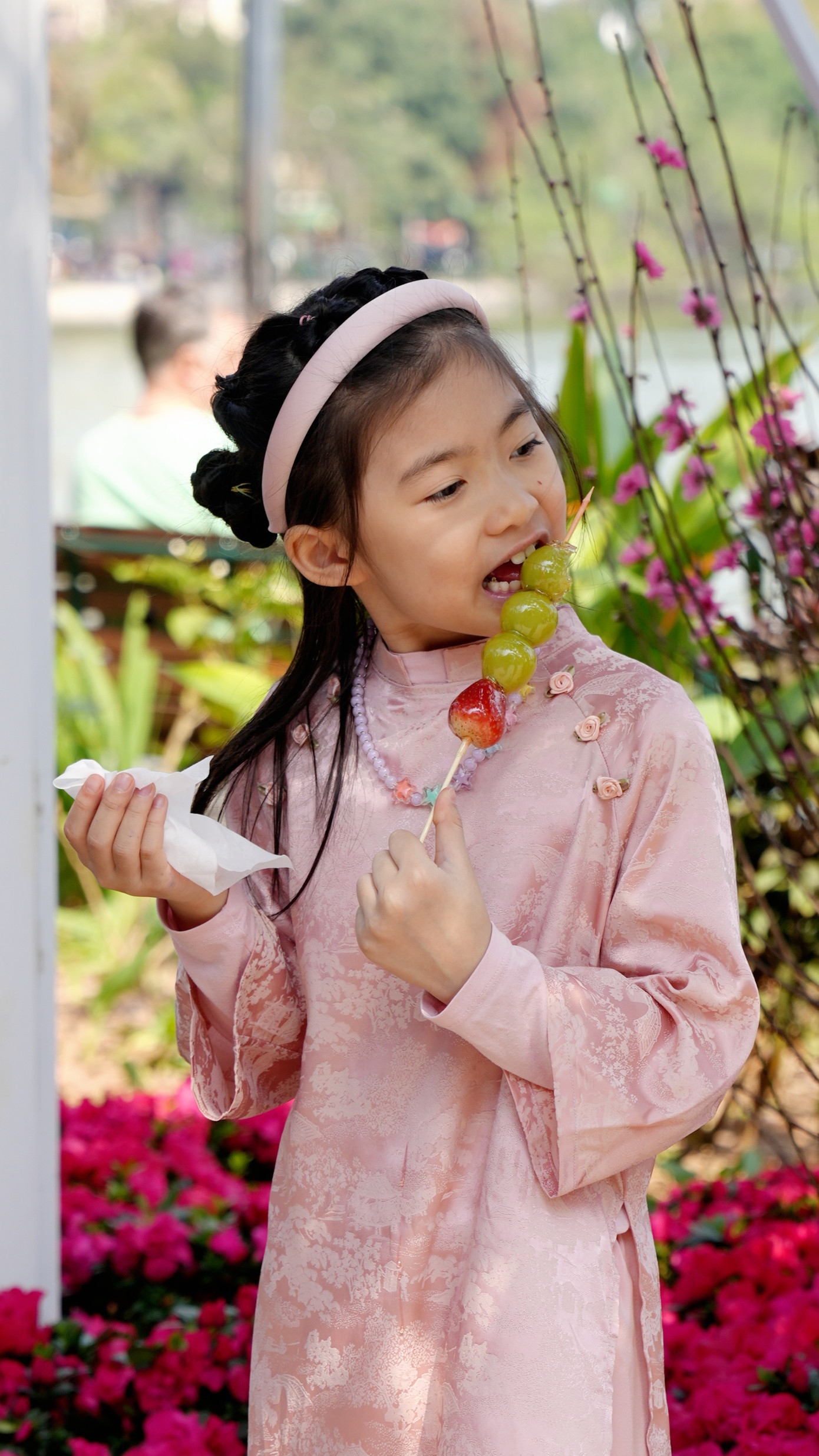 Các em nhỏ xúng xính diện đồ đón xuân, dạo chơi cùng gia đình, làm không khí phố phường càng thêm thanh bình, dễ chịu.