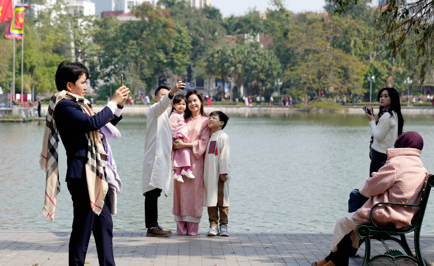 Anh Tùng, chị Mai (Trường Chinh - Hà Nội) chia sẻ: &quot;Đầu xuân sau ngày Mùng 1 đã xong các phần Tết ở nội, ngoại thì ngày Mùng 2 trở đi gia đình tôi thường đi lễ và kết hợp du xuân, chụp ảnh kỷ niệm tân xuân. Năm nay tiết trời khô ráo, nắng ấm rực rỡ rất thuận lợi cho những tấm ảnh check-in đầu năm&quot;.
