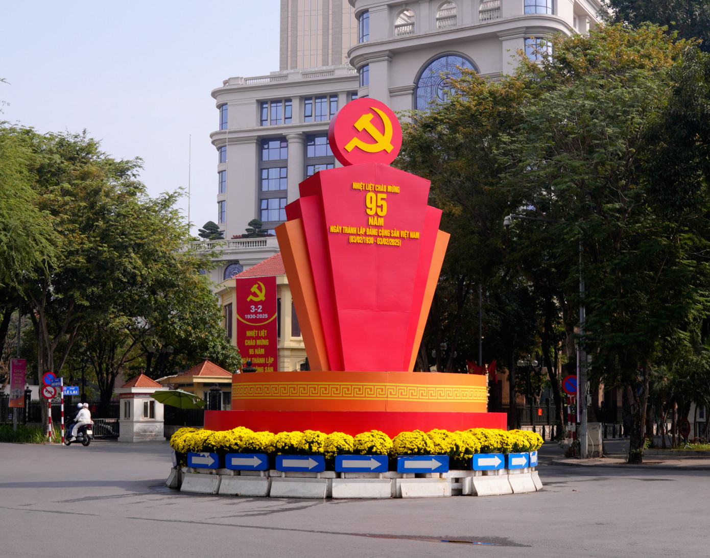 Khu vực trung tâm phố cổ, hồ Hoàn Kiếm và các giao lộ lớn của thành phố ngập tràn không khí vui tươi, mừng ngày kỷ niệm 95 năm thành lập Đảng Cộng sản Việt Nam. Khu vực trung tâm phố cổ, hồ Hoàn Kiếm và các giao lộ lớn của thành phố ngập tràn không khí vui tươi, mừng ngày kỷ niệm 95 năm thành lập Đảng Cộng sản Việt Nam.