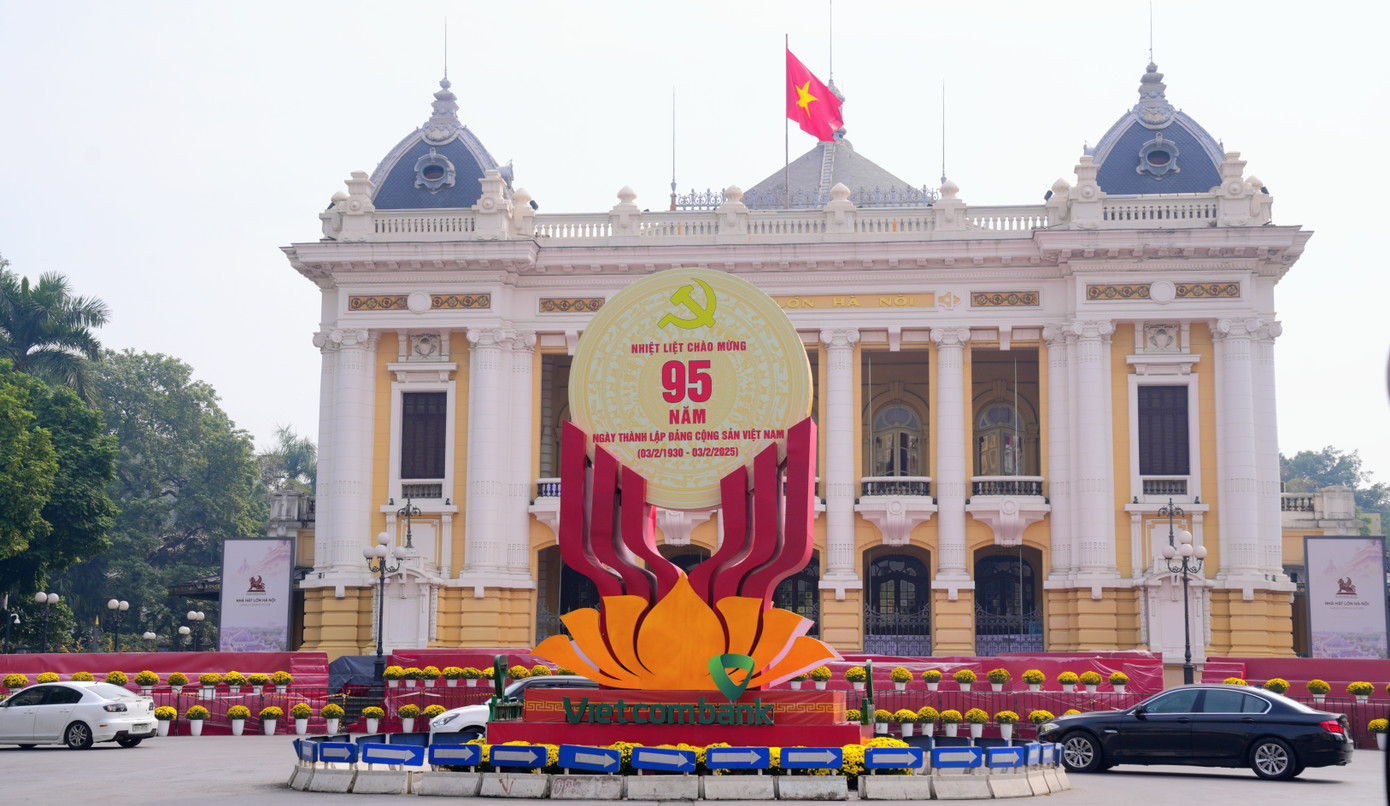 Tấm pano khổ lớn hướng tới kỷ niệm 95 năm Ngày thành lập Đảng Cộng sản Việt Nam được đặt nút giao Nhà hát lớn - Tràng Tiền - Lý Thái Tổ và nhiều tuyến đường trung tâm Thủ đô Hà Nội. Tấm pano khổ lớn hướng tới kỷ niệm 95 năm Ngày thành lập Đảng Cộng sản Việt Nam được đặt nút giao Nhà hát lớn - Tràng Tiền - Lý Thái Tổ và nhiều tuyến đường trung tâm Thủ đô Hà Nội.