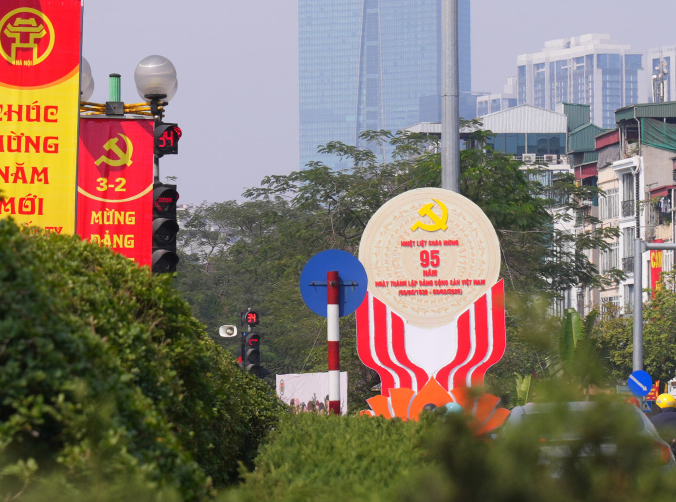 Hoạt động trang trí, tuyên truyền cổ động trực quan được thực hiện nhằm khích lệ, cổ vũ các thế hệ người Việt Nam tích cực học tập, phấn đấu, cống hiến sức lực, trí tuệ, góp phần xây dựng, phát triển Thủ đô và đất nước phồn vinh, hạnh phúc. Hoạt động trang trí, tuyên truyền cổ động trực quan được thực hiện nhằm khích lệ, cổ vũ các thế hệ người Việt Nam tích cực học tập, phấn đấu, cống hiến sức lực, trí tuệ, góp phần xây dựng, phát triển Thủ đô và đất nước phồn vinh, hạnh phúc.