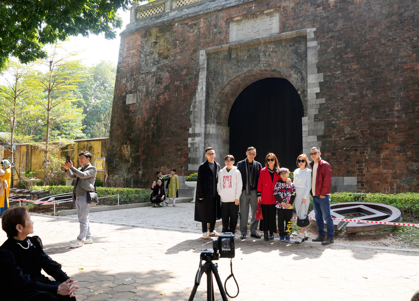 Khu vực quảng trường Ba Đình và đoạn phố Phan Đình Phùng - Cửa Bắc cũng thu hút đông đảo người dân tới đón không khí xuân mới.