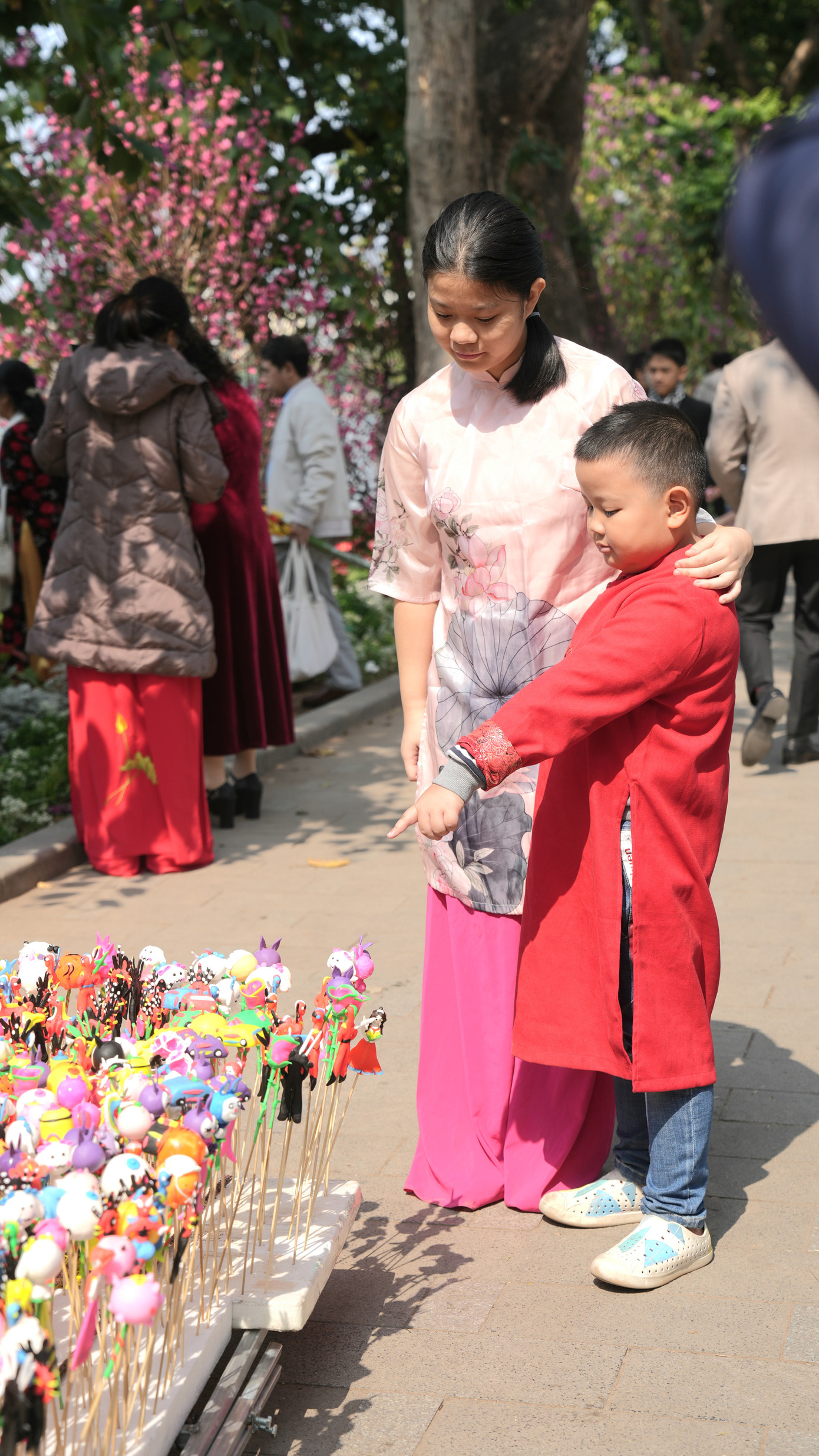 Các em nhỏ xúng xính diện đồ đón xuân, dạo chơi cùng gia đình, làm không khí phố phường càng thêm thanh bình, dễ chịu.