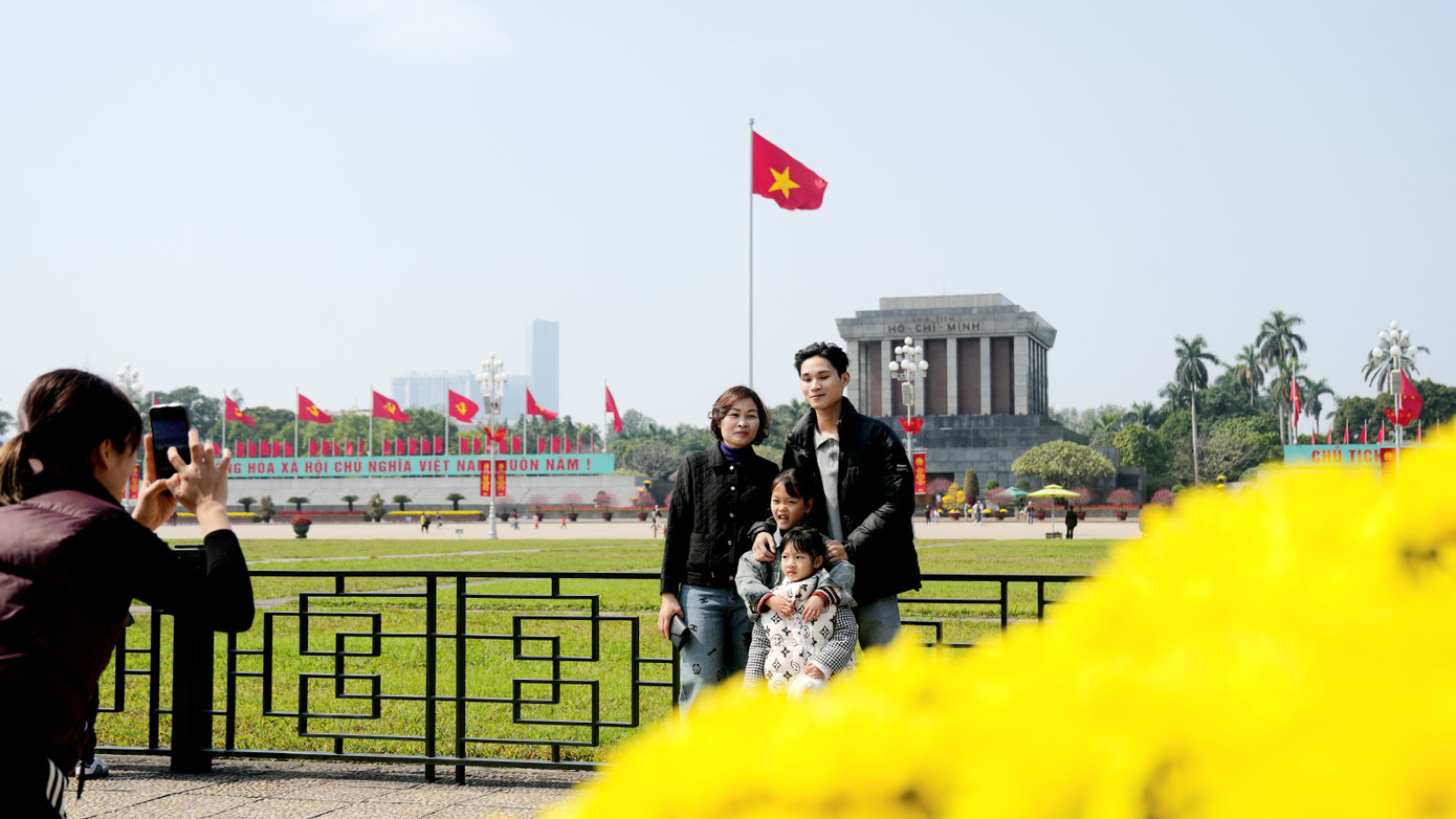 Khu vực quảng trường Ba Đình và đoạn phố Phan Đình Phùng - Cửa Bắc cũng thu hút đông đảo người dân tới đón không khí xuân mới.