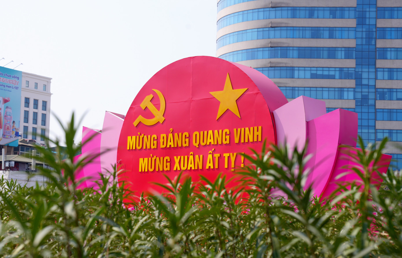 Những ngày đầu năm mới 2025, nhiều tuyến phố tại Thủ đô Hà Nội được trang hoàng các loại áp phích, pano, cụm pano kích thước lớn để chào mừng 95 năm ngày thành lập Đảng Cộng sản Việt Nam và Xuân Ất Tỵ. Những ngày đầu năm mới 2025, nhiều tuyến phố tại Thủ đô Hà Nội được trang hoàng các loại áp phích, pano, cụm pano kích thước lớn để chào mừng 95 năm ngày thành lập Đảng Cộng sản Việt Nam và Xuân Ất Tỵ.