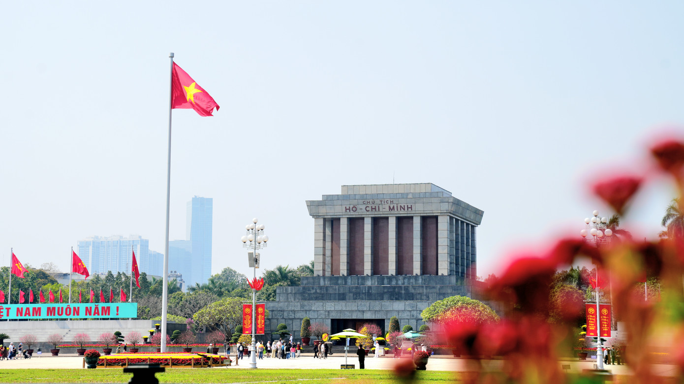 Khu vực quảng trường Ba Đình và đoạn phố Phan Đình Phùng - Cửa Bắc cũng thu hút đông đảo người dân tới đón không khí xuân mới.