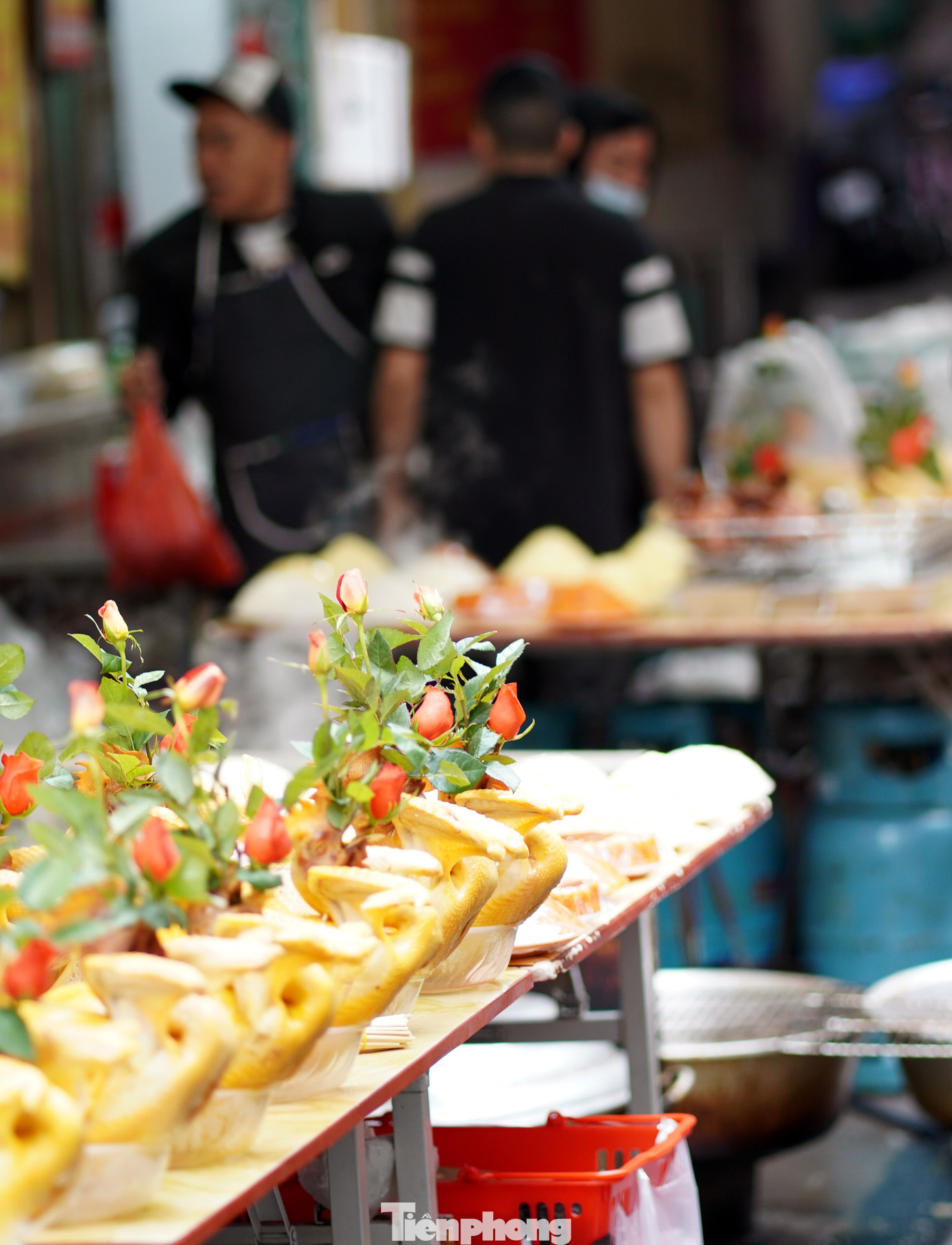 Măt hàng gà lễ vẫn giữ giá khoảng 400 - 500 nghìn đồng/con. Măt hàng gà lễ vẫn giữ giá khoảng 400 - 500 nghìn đồng/con.