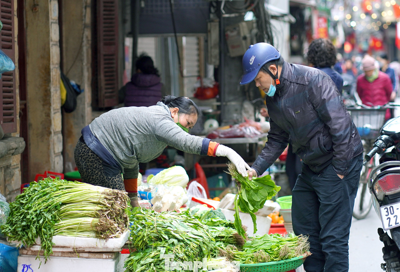 Sạp rau xanh đắt khách tại khu vực ngõ chợ Khâm Thiên. Sạp rau xanh đắt khách tại khu vực ngõ chợ Khâm Thiên.