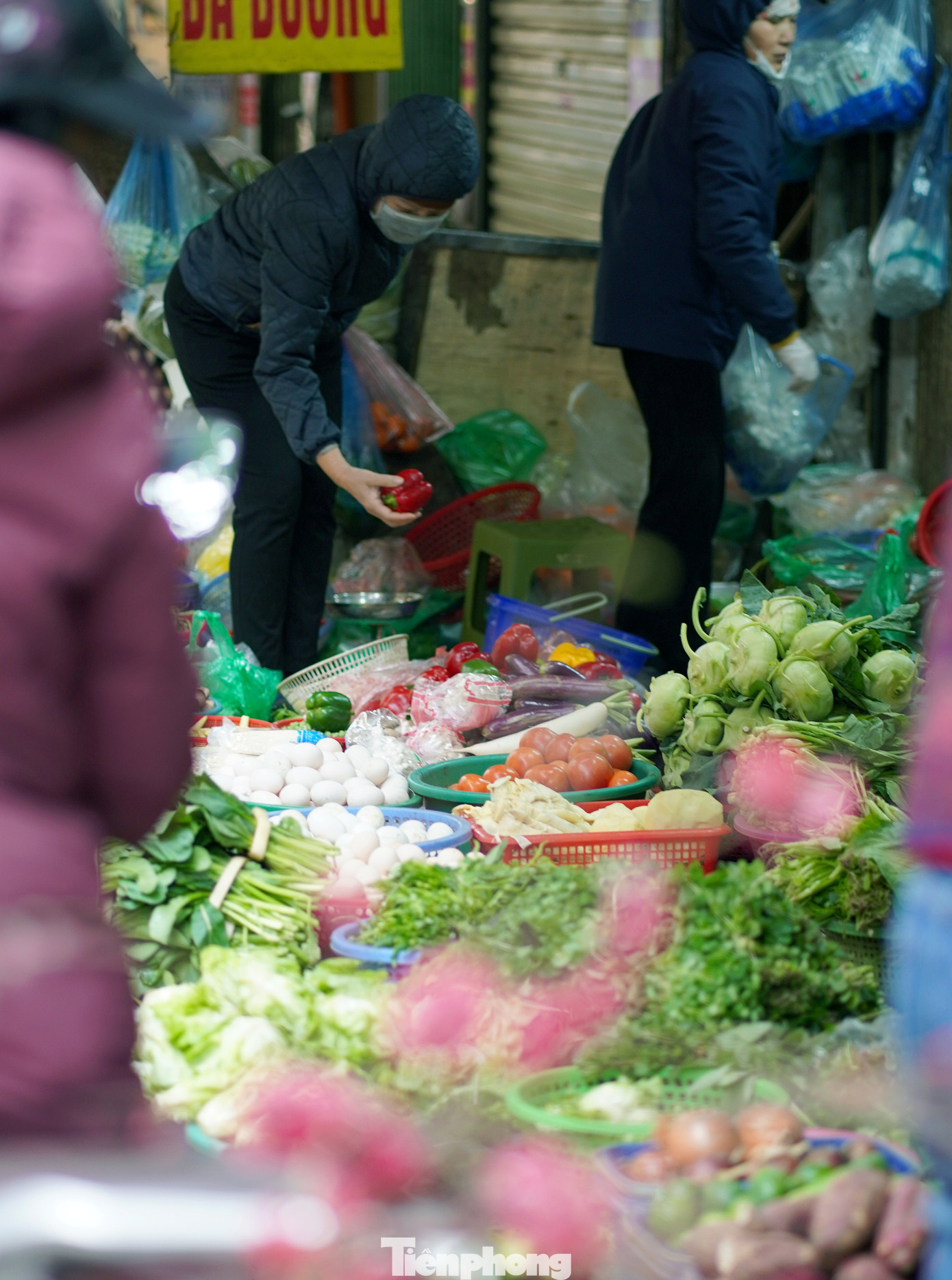 Chủ sạp rau khu chợ Hôm Đức Viên cho biết: "Năm nay nguồn cung rau tươi ngày Tết rất sẵn, thời tiết cũng khá thuận lợi nên rau củ theo mùa không thiếu. Sức mua của người dân cũng không quá cao nên giá cả ổn định". Chủ sạp rau khu chợ Hôm Đức Viên cho biết: "Năm nay nguồn cung rau tươi ngày Tết rất sẵn, thời tiết cũng khá thuận lợi nên rau củ theo mùa không thiếu. Sức mua của người dân cũng không quá cao nên giá cả ổn định".