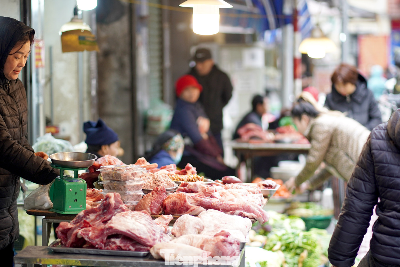 Chợ Hàng Bè - Gia Ngư đã họp từ sớm với các quầy hàng thịt, rau, đồ tươi thường nhật. Chợ Hàng Bè - Gia Ngư đã họp từ sớm với các quầy hàng thịt, rau, đồ tươi thường nhật.