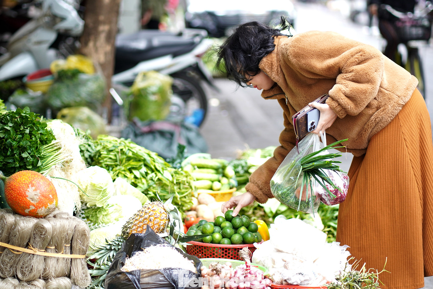 Giá các mặt hàng rau không có nhiều biến động, người dân dễ dàng lựa chọn. Giá các mặt hàng rau không có nhiều biến động, người dân dễ dàng lựa chọn.