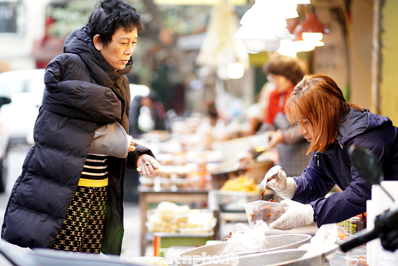 Bà Hải Phú ( phố Hàng Khay - Hoàn Kiếm - Hà Nội) chia sẻ: "Ngày tết vốn món ăn và mâm cỗ truyền thống gia đình tôi cũng chỉ tích trữ khoảng 2 đến 3 ngày, qua ngày mùng Ba Tết là các chợ đều đã mở lại là tôi đi chợ ngay để cho gia đình có thực phẩm tươi mới". Bà Hải Phú ( phố Hàng Khay - Hoàn Kiếm - Hà Nội) chia sẻ: "Ngày tết vốn món ăn và mâm cỗ truyền thống gia đình tôi cũng chỉ tích trữ khoảng 2 đến 3 ngày, qua ngày mùng Ba Tết là các chợ đều đã mở lại là tôi đi chợ ngay để cho gia đình có thực phẩm tươi mới".