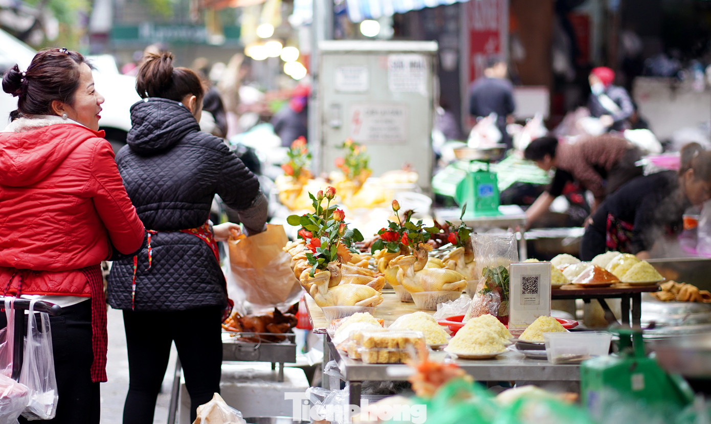 Xôi và gà lễ tuy số lượng không quá nhiều nhưng đều có đầy đủ. Xôi và gà lễ tuy số lượng không quá nhiều nhưng đều có đầy đủ.