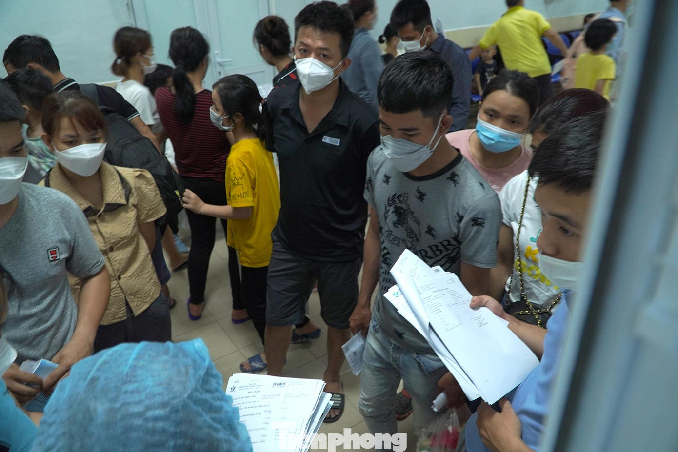 Rất đông các bậc phụ huynh, người nhà bệnh nhi xếp hàng đợi chỉ dẫn và kết quả từ các bác sĩ.
