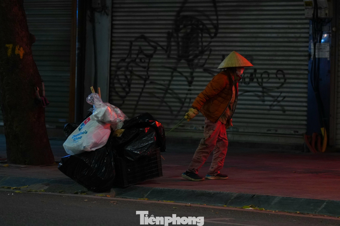 Công cụ bà Hợi (người lao động tại khu vực chợ Nguyễn Công Trứ) chỉ là một chiếc móc sắt, vài sợi dây để chằng kéo phế liệu.