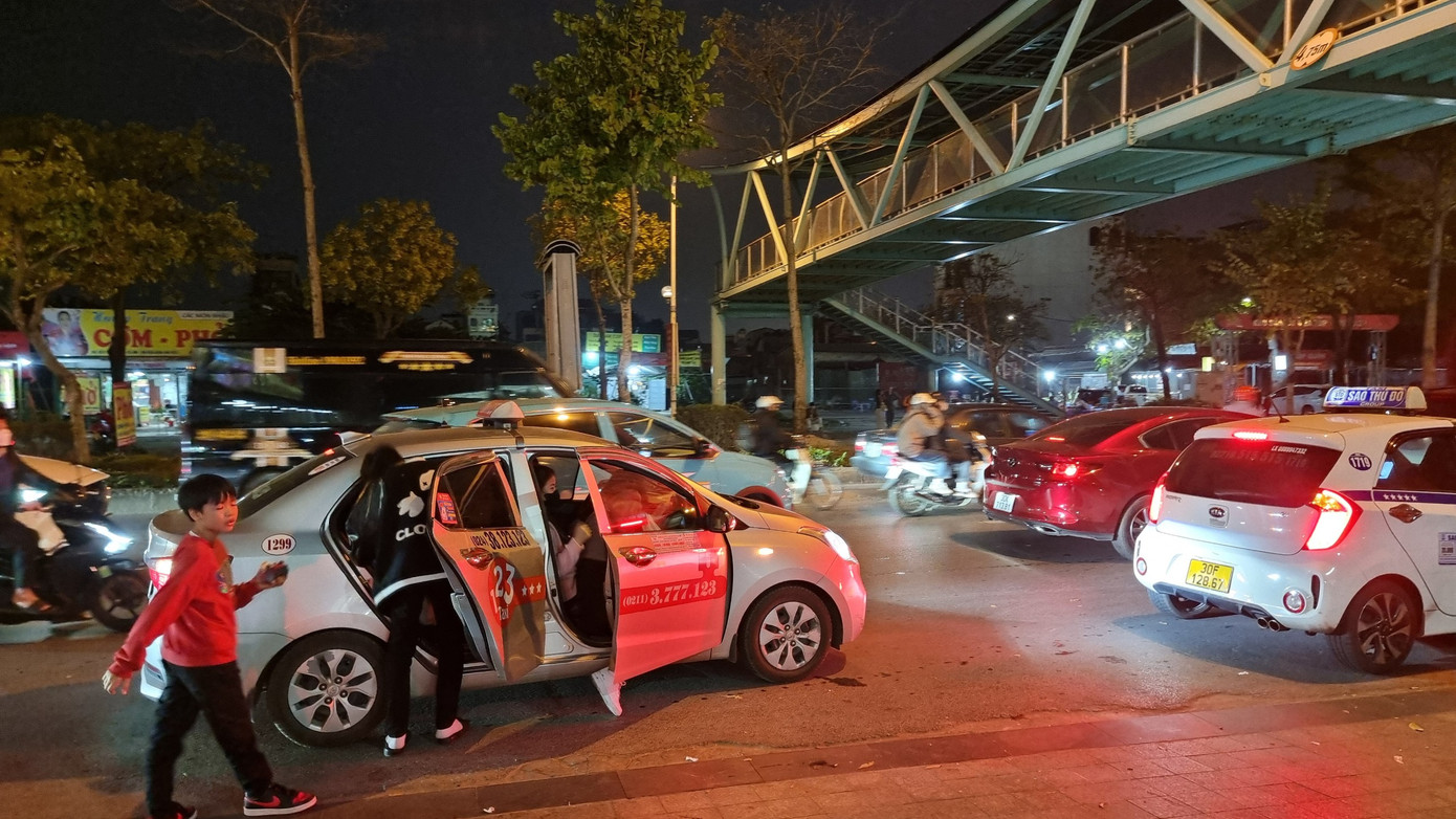 Tới khoảng 7h tối, tình hình giao thông nội đô chưa có nhiều biến chuyển, tại các khu phố trung tâm thường xuyên bị ách tắc cục bộ do xe taxi dừng đỗ đón trả khách.