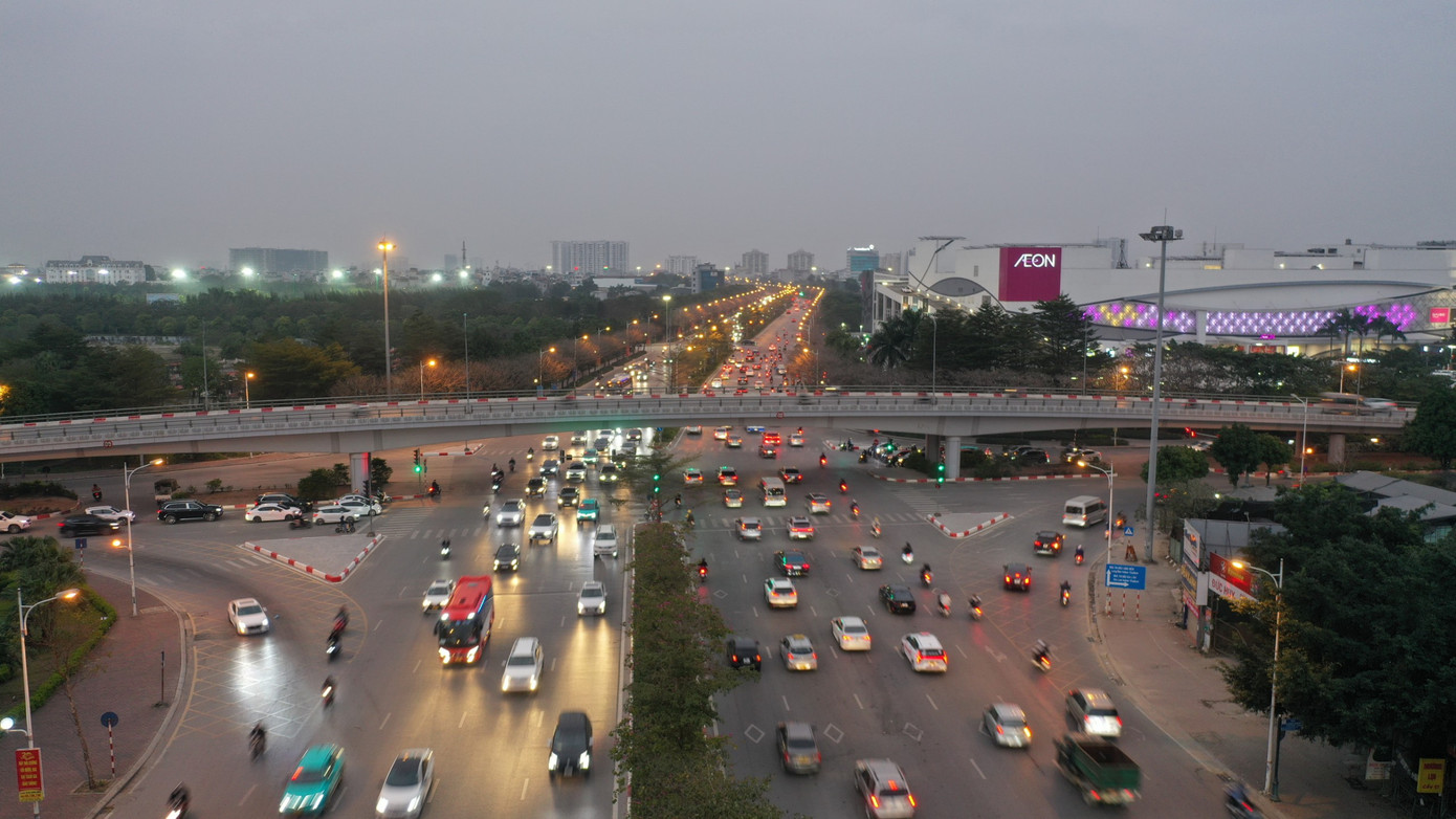 Giao thông đông đúc tại nút giao Cổ Linh - Long Biên. Các phương tiện di chuyển chậm. Đây là tuyến người dân từ Hải Phòng, Hải Dương quay trở lại Hà Nội sau kì nghỉ Tết.