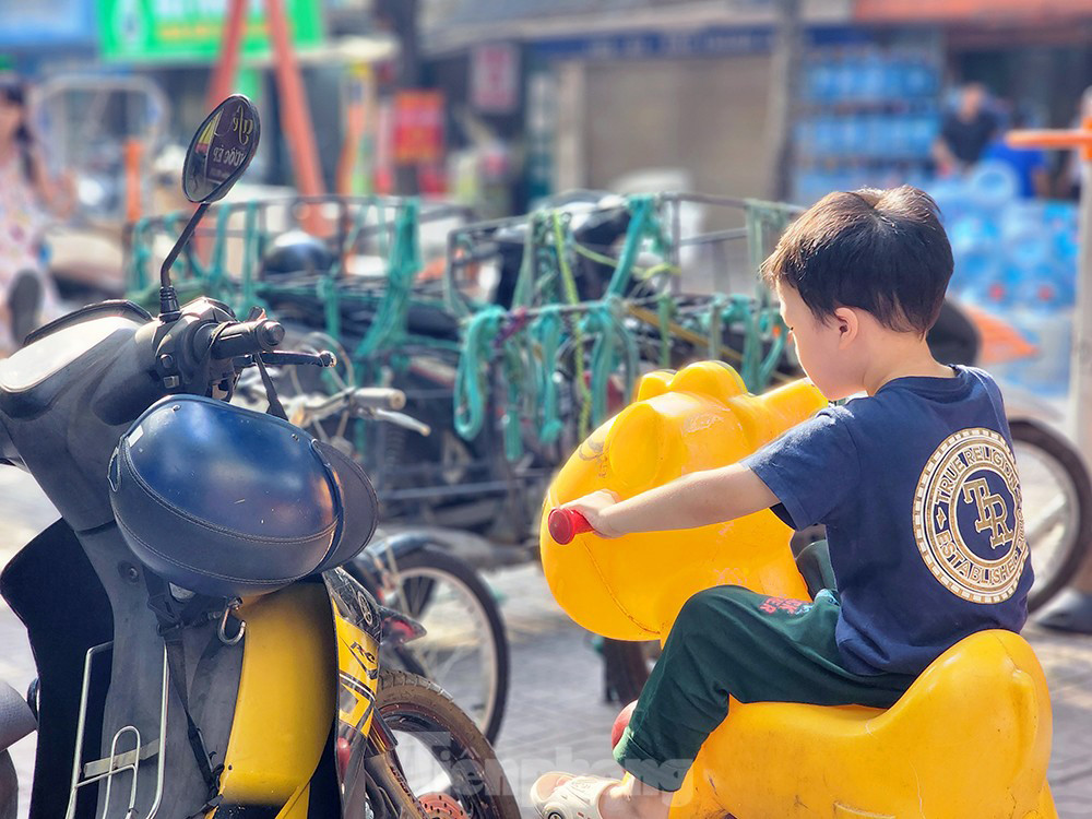 Anh T.Q người dân khu nhà D chia sẻ: ' Phải cả năm nay rồi khu vực sân chơi ở đây bị lấn chiếm rất nghiêm trọng. Các hàng ăn thì khách ra vào để xe ngày đêm. Quán giải khát khi đông khách thì cả sân chơi toàn khói thuốc lá. Người già và trẻ nhỏ không dám tới lui vì môi trường quá ô nhiễm. Nếu cố bỏ qua để chơi thì cũng là cảnh con trẻ lẫn lộn với xe máy và bình nước'.