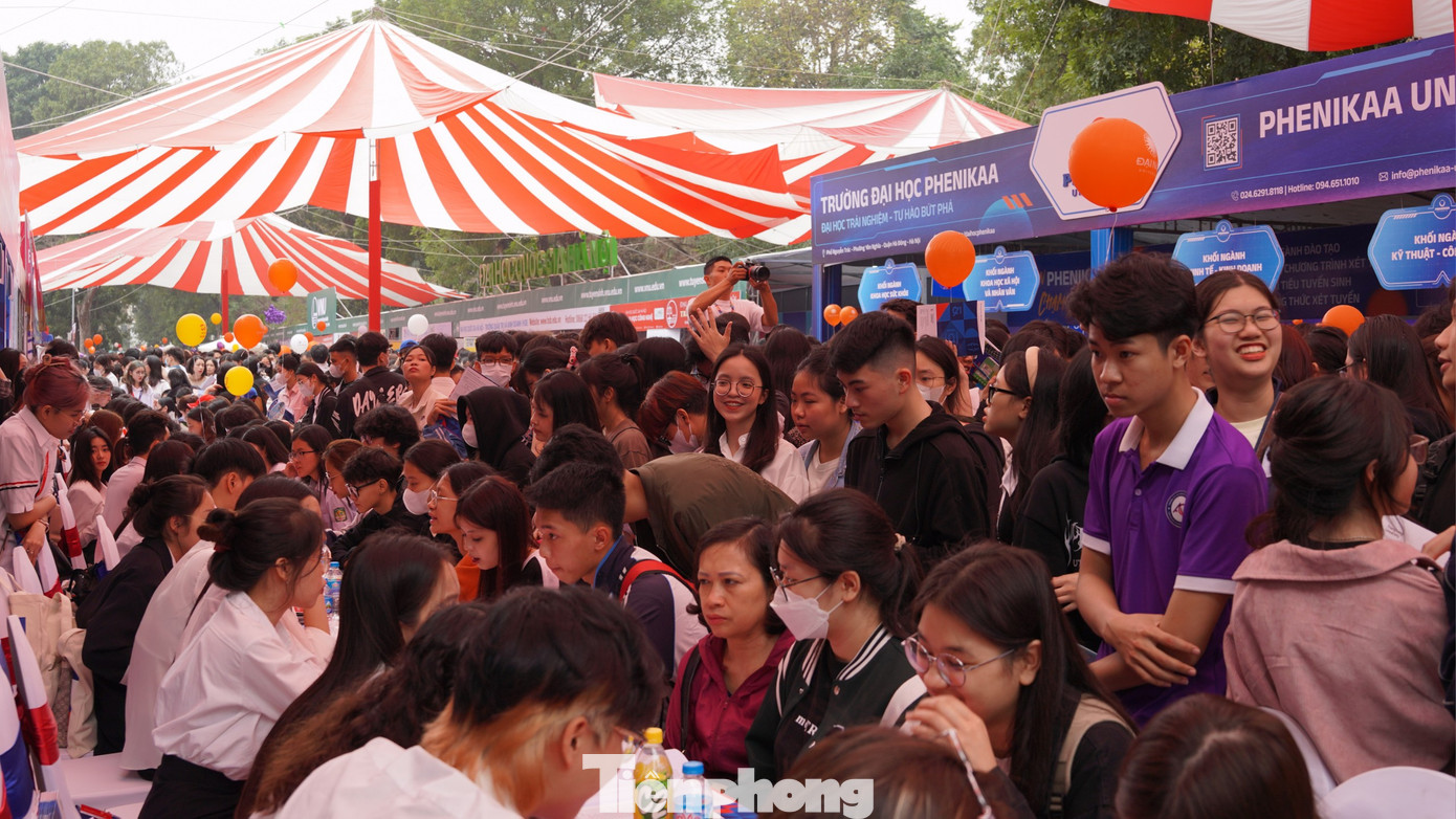 Càng tới trưa không khí càng thêm sôi động