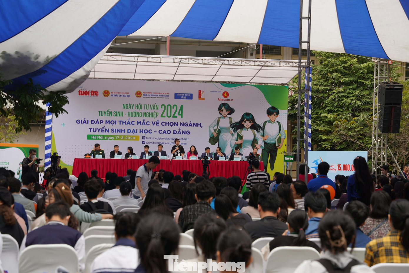 Chương trình khai mạc với quy mô 270 gian hàng tư vấn của các cơ sở giáo dục đại học, cao đẳng khu vực phía Bắc. Theo ban tổ chức, sự kiện đón trên 25 nghìn thí sinh của Hà Nội và các tỉnh phía Bắc như Hưng Yên, Bắc Ninh, Hải Dương, Hà Nam.