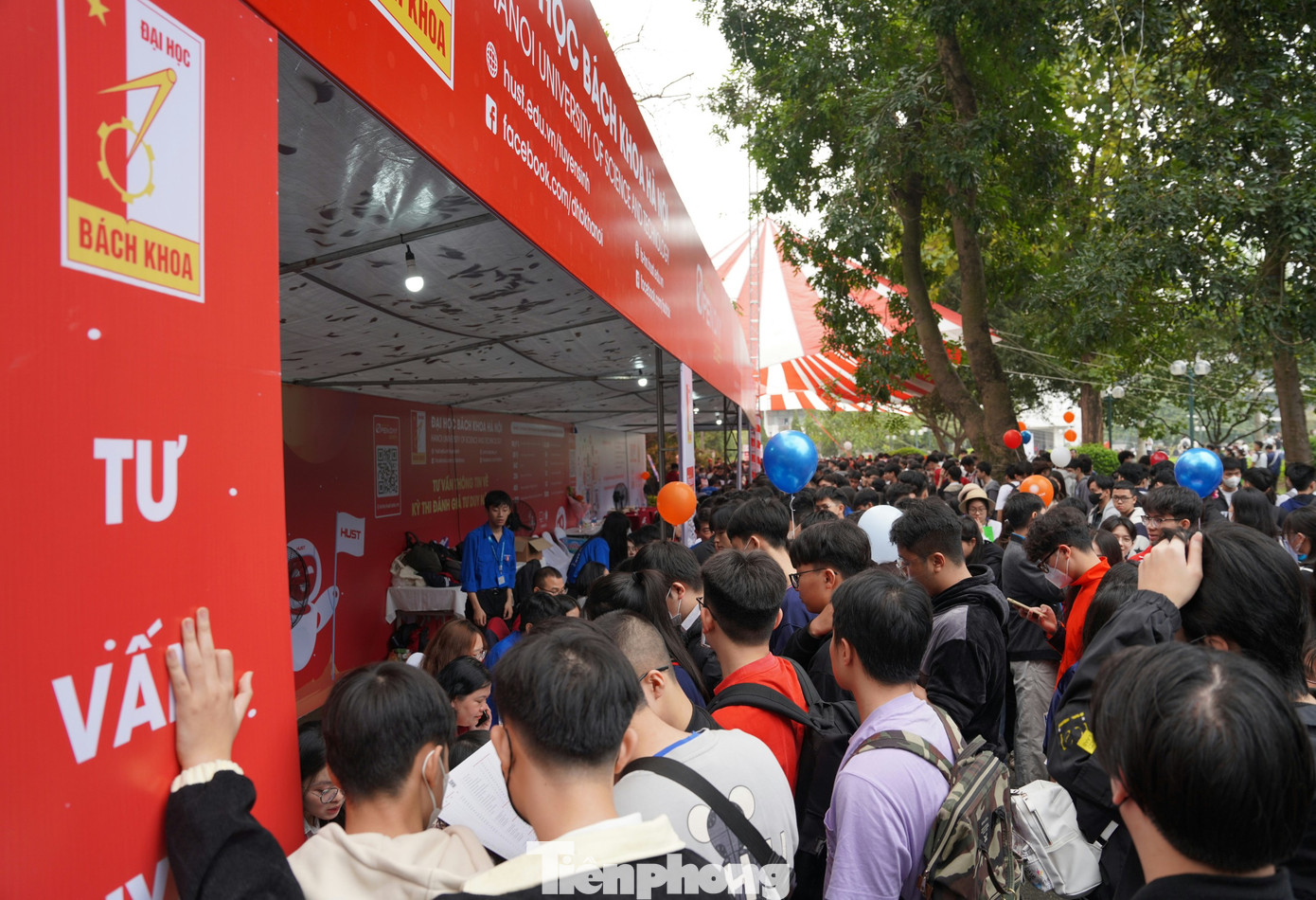 Khoảng 9h cùng ngày, tại không gian các gian hàng tư vấn đều chật kín nguồi quan tâm xếp hàng chờ tới lượt.