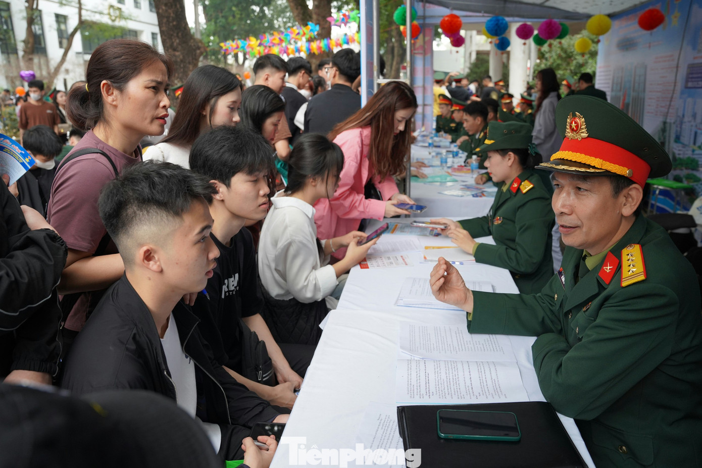 Gian hàng của khối trường quân đội nhận được sự quan tâm của phần lớn thí sinh nam