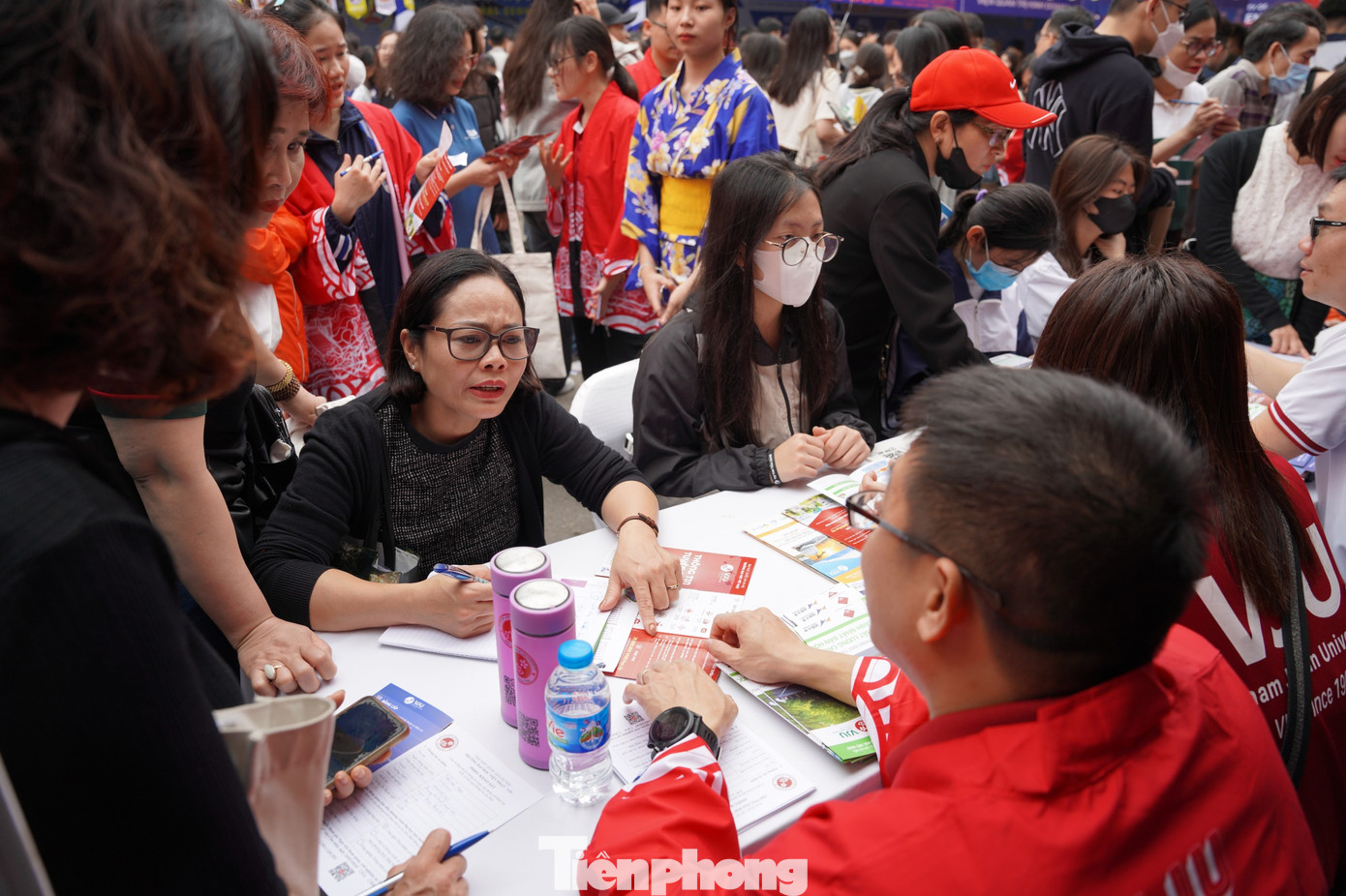 Ban tổ chức cho biết chương trình tổ chức ở Hà Nội gây bất ngờ vì rất đông phụ huynh tham gia.