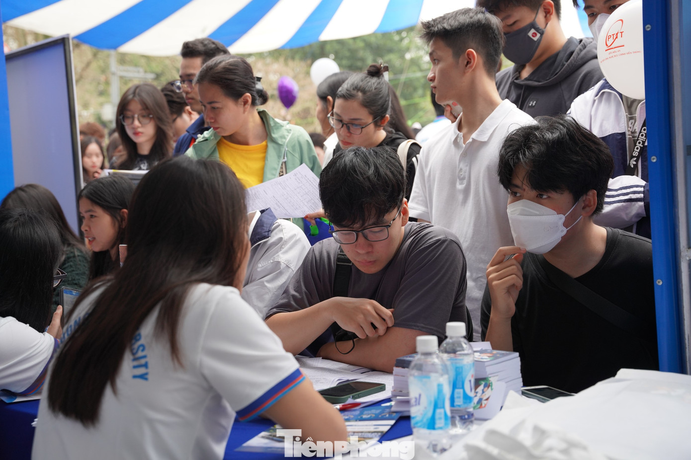 Bạn trẻ chia sẻ: 'em vẫn còn có nhiều thắc mắc chưa thực sự định hướng cho mình, nhân cơ hội này, em đã đi qua được xxx gian hàng, chưa nói đến sẽ chọn lựa như thế nào nhưng kiến thức và hiểu biết cụ thể hơn của em về các lĩnh vực nghề nghiệp tương lai đã được mở rộng hơn'.