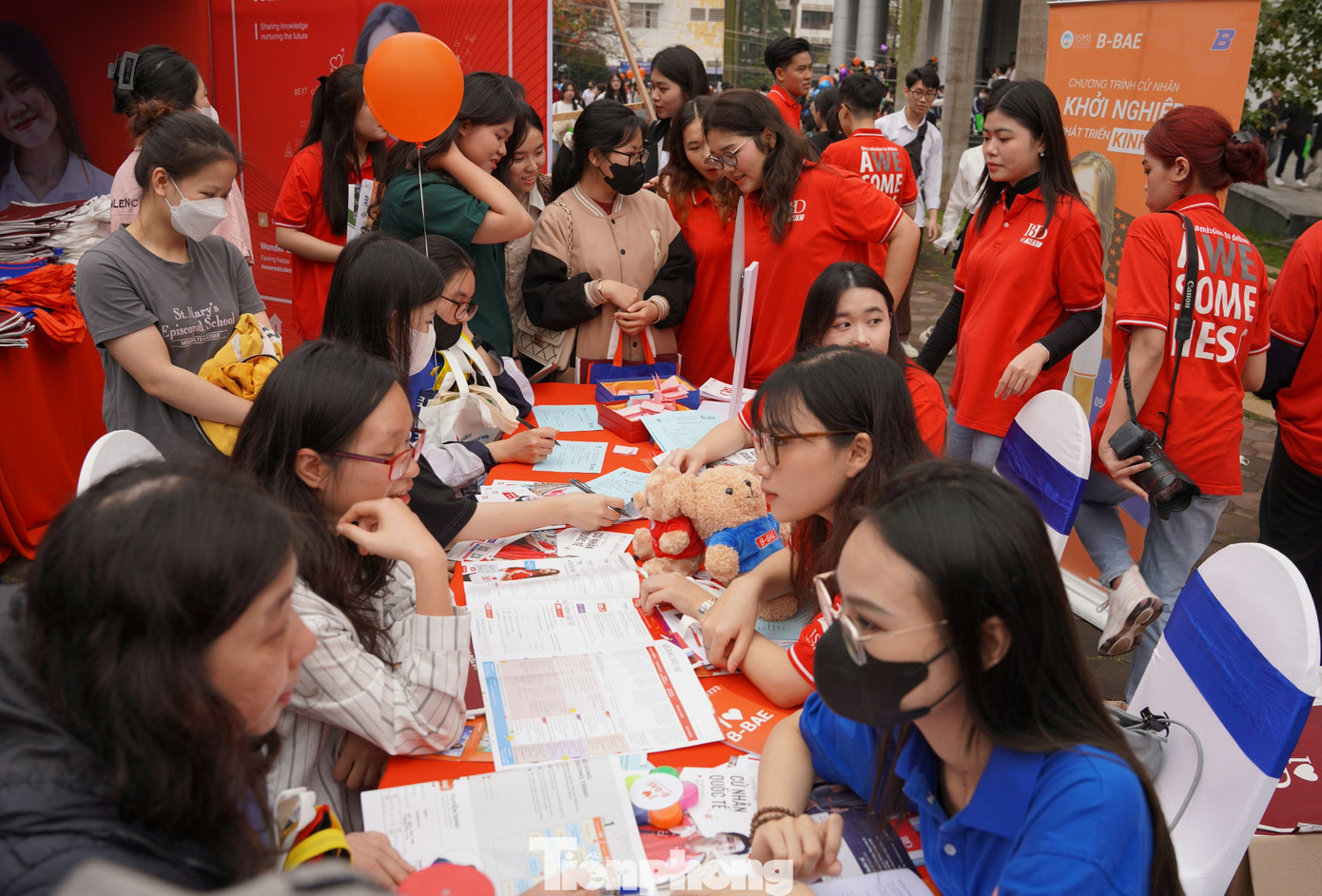 Đặc biệt, trong số các câu hỏi gửi đến nhóm chuyên gia tư vấn, phụ huynh chiếm phần lớn. Trong đó, nhiều phụ huynh quan tâm tới chương trình du học cho con.