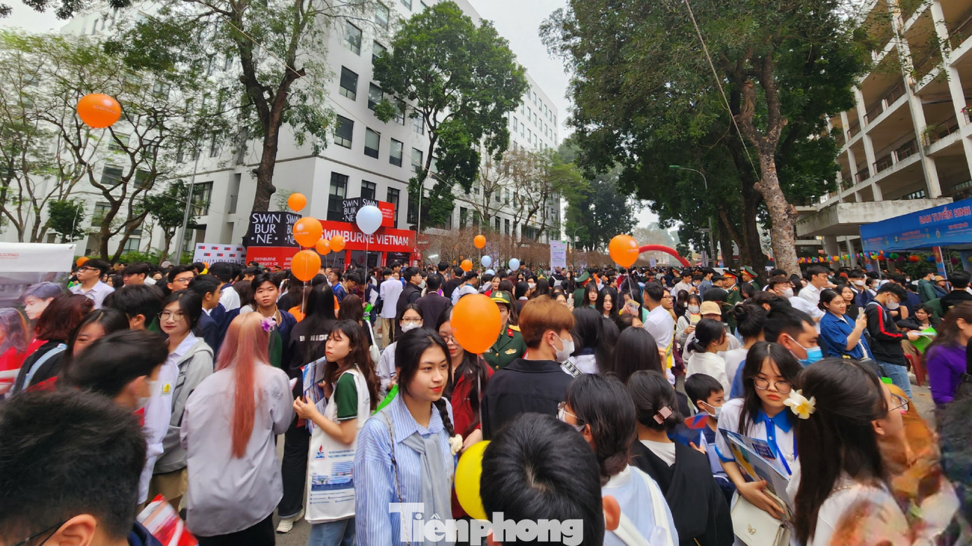 Dù chương trình chính thức diễn ra lúc 7h50 nhưng từ rất sớm cả ngàn người đã có mặt để tham gia sự kiện.