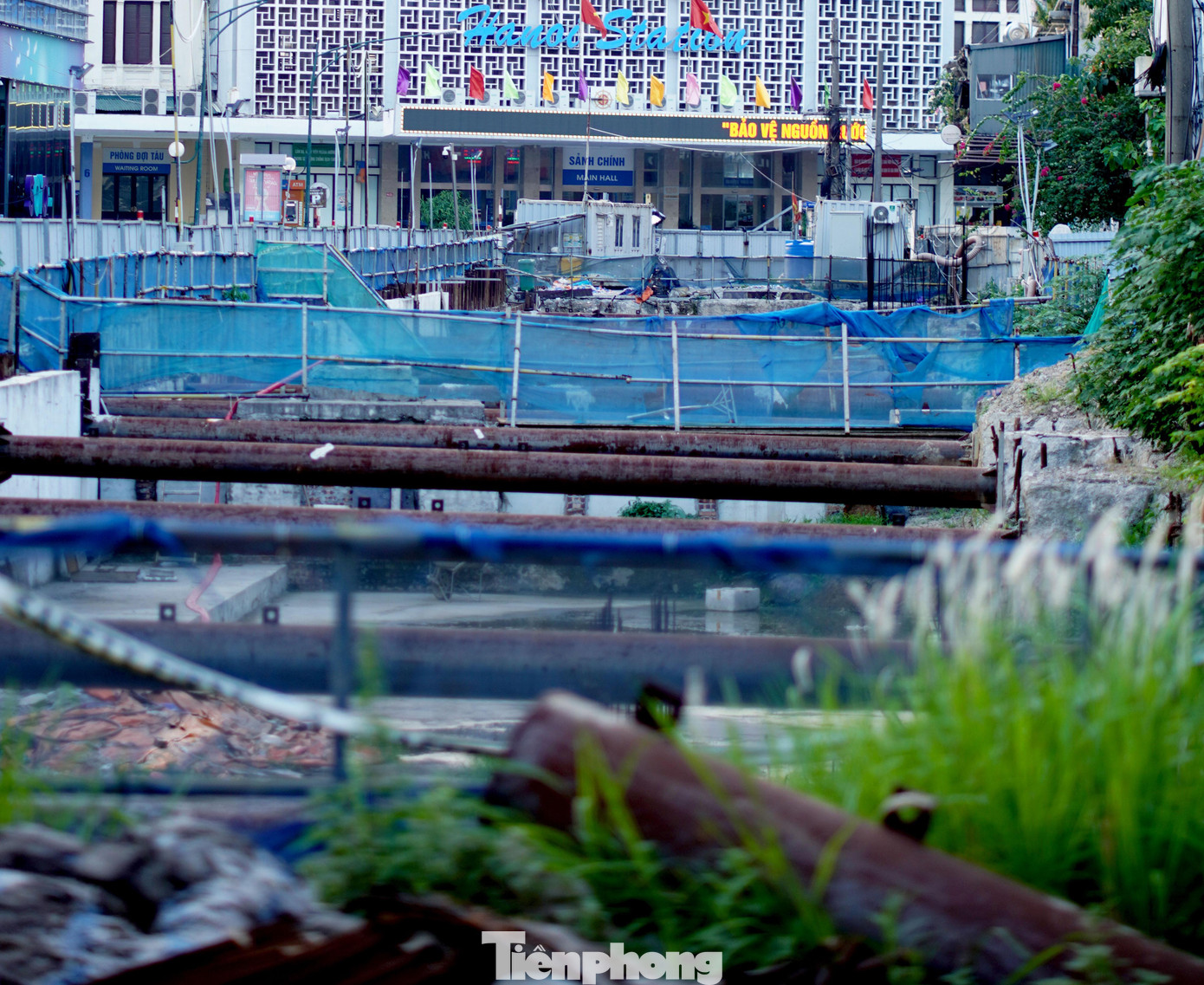 Trên công trường dự án đoạn trước cửa ga Hà Nội, cây cỏ mọc um tùm, hàng loạt vật liệu ngổn ngang, có dấu hiệu rỉ sét, hư tổn.