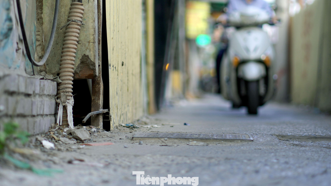 Mặt đường xuống cấp, cửa hàng đóng cửa lâu ngày thậm chí trụ cửa cũng đã bị hổng phía dưới rất mất an toàn.