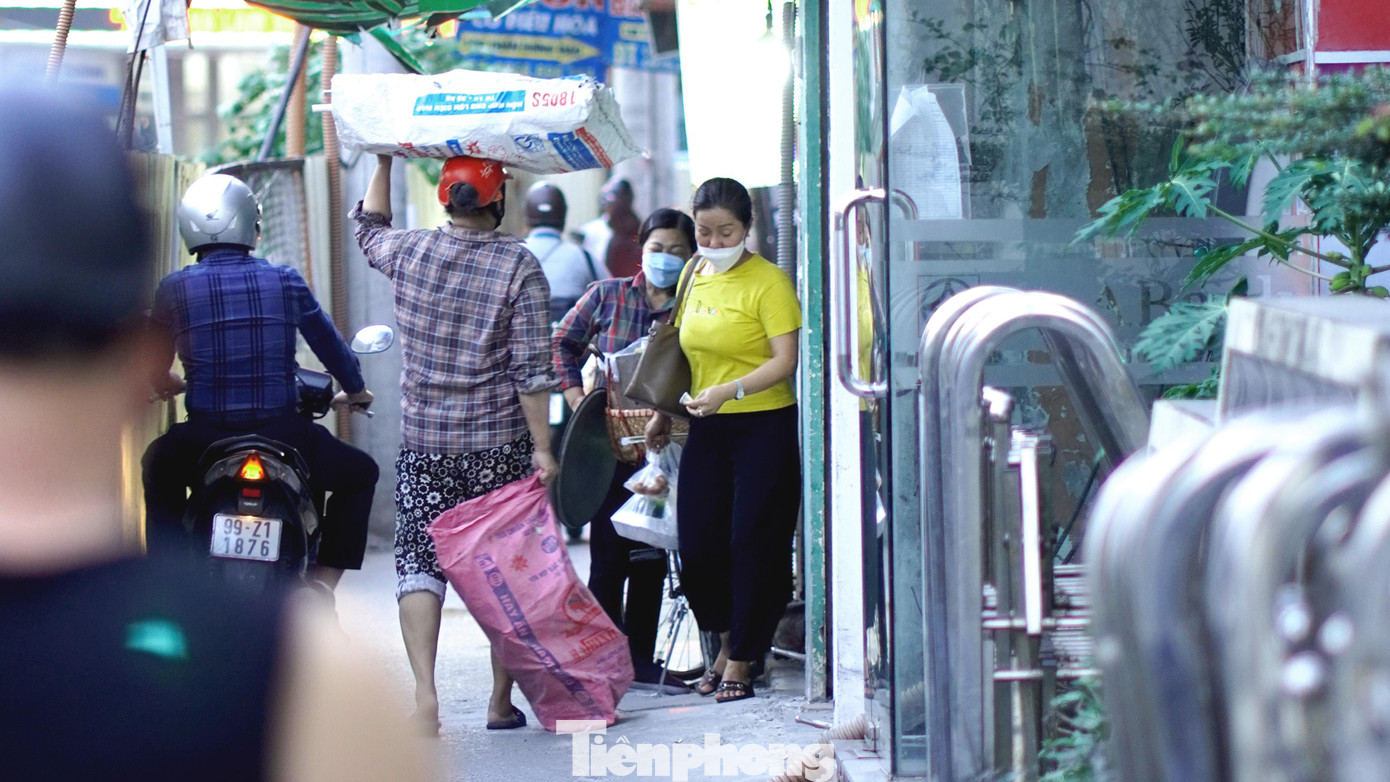 Hoạt động dân sinh chật chội hơn cả ở những khu “ngõ nhỏ, phố nhỏ” của Hà Nội